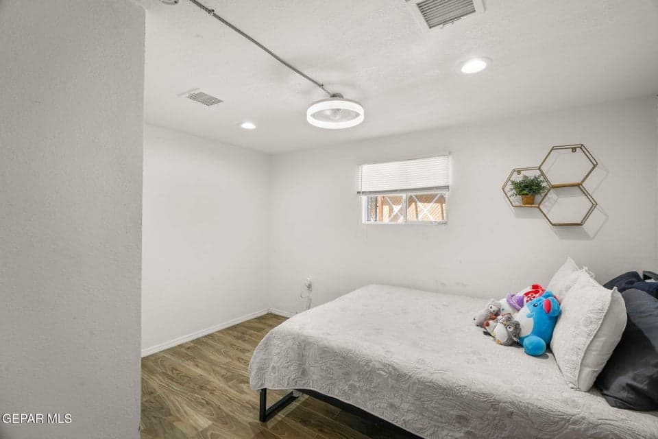 3817 Frankfort Ave-32