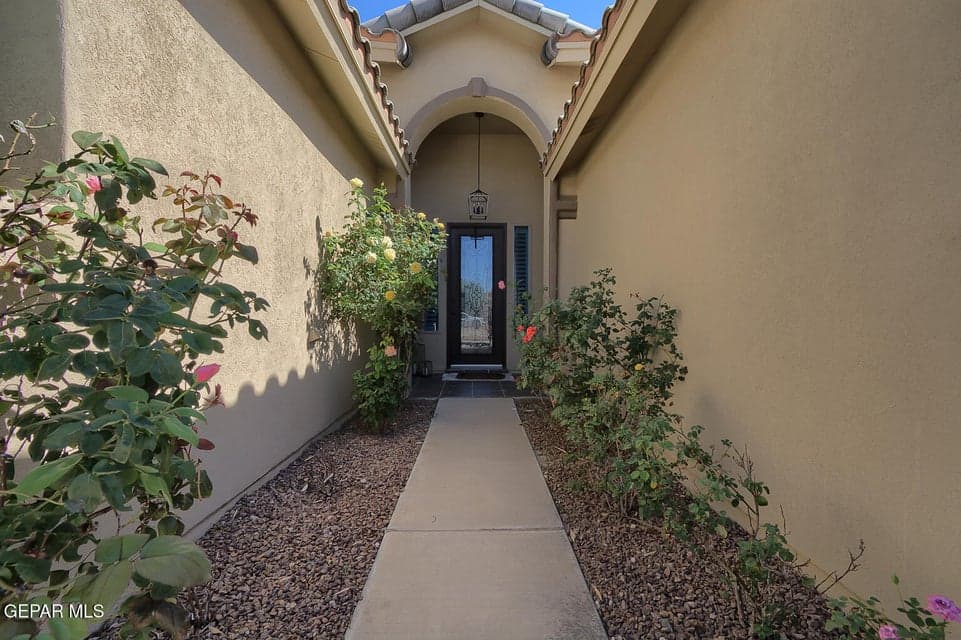 5620-Valley-Maple-Entrance