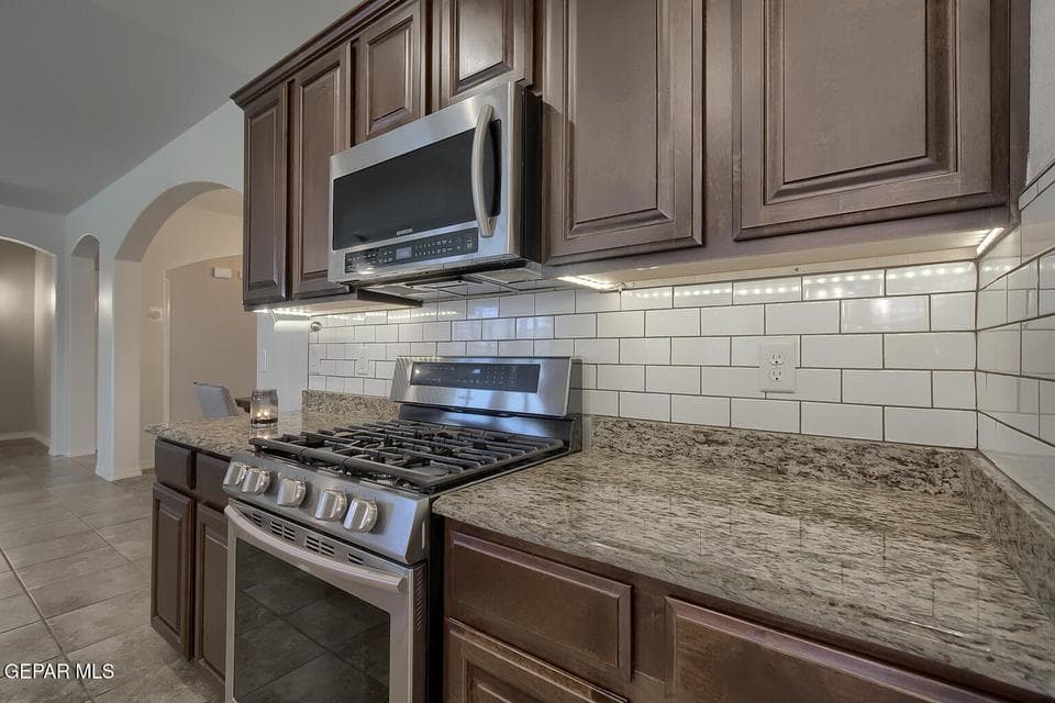 5620-Valley-Maple-Kitchen-Range