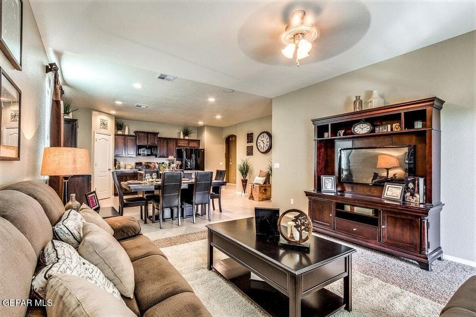 Picture for illustration purposes only. Previous model home.