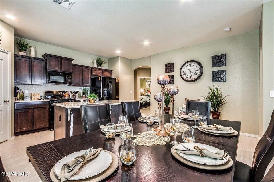Picture for illustration purposes only. Previous model home.