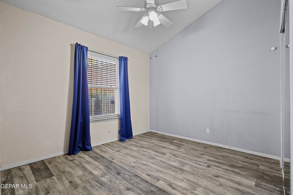 Bedroom 4 offers ample space and comfort. Its flexible layout adapts to a variety of needs.