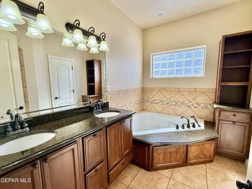 Exquisite Bath Main Suite