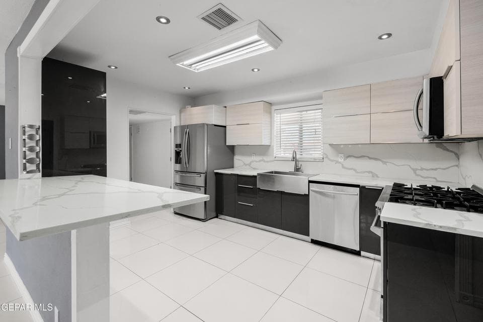 210-Belvidere-MLS-Camera-Guy-20