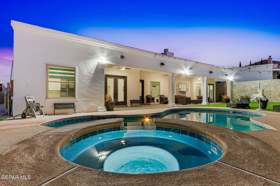 Pool & Jacuzzi