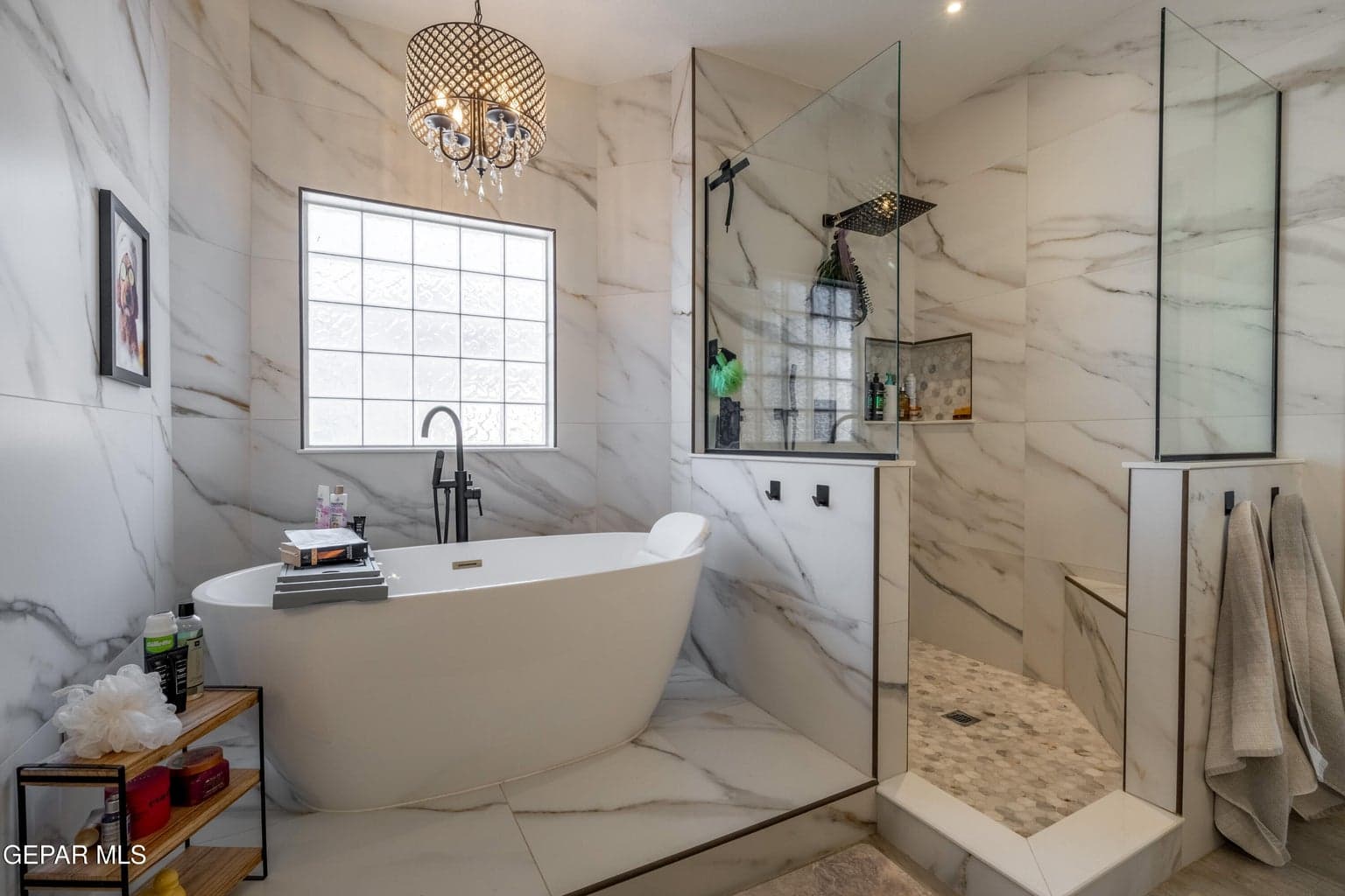 31_Primary-Bath-Soaking-Tub-Chandelier