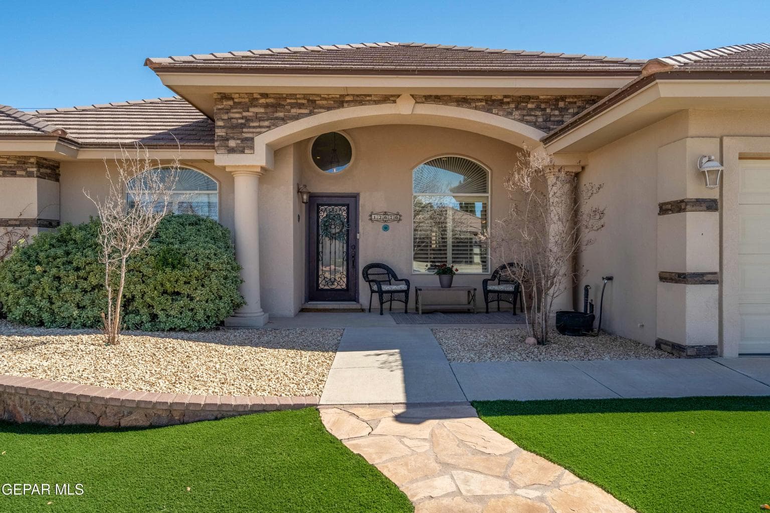 44_Front-Entry-Arched-Door